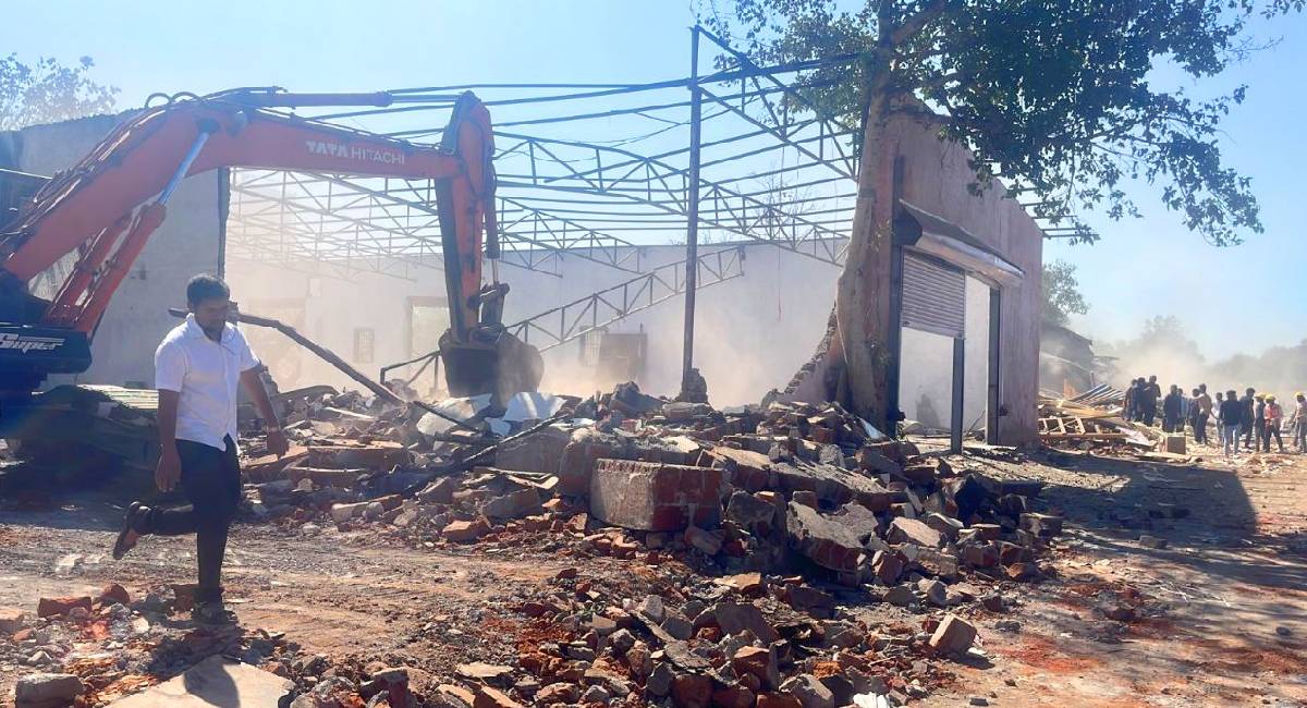 बोरिवलीतील केंद्रीय दूरसंचार विभागाच्या साडेपाच एकर जागेवरील अतिक्रमण साफ; एकाच दिवसात हटवली ५५ बांधकामे 1 New Project 2023 02 16T100141.020
