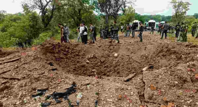 Chhattisgarh Naxal Attack: नक्षलवाद्यांच्या भूसुरूंग स्फोटात ११ जवान हुतात्मा