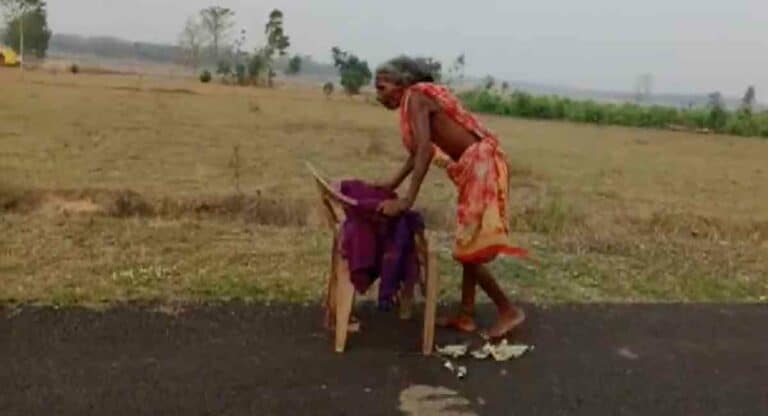 SBI Bank : पेन्शनसाठी रणरणत्या उन्हात वृद्ध महिला बॅंकेत पोहोचली; लोकांनी बॅंकेला चांगलंच सुनावलं