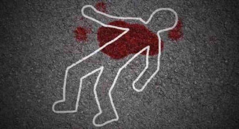 Crime : दिवंगत पोलीस उपायुक्त यांच्या पत्नीला खोलीत डांबून ४४ वर्षाच्या मुलाची हत्या