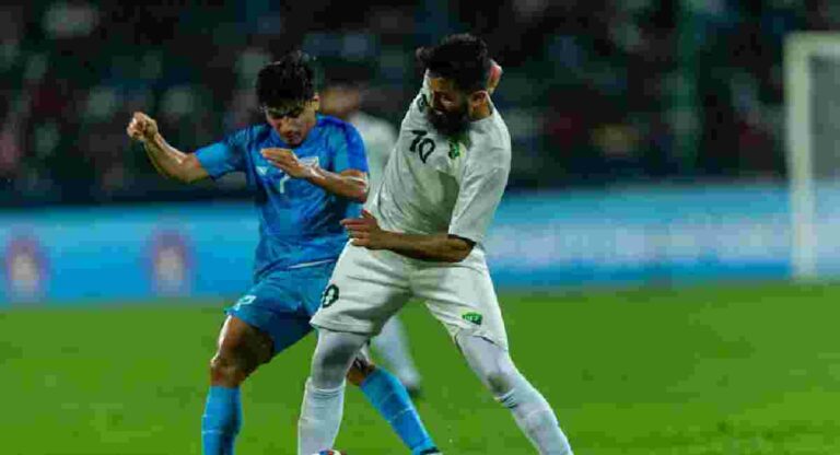 INDvsPAK Football Match : फुटबॉलच्या मैदानात वाद, भारतीय कोचसोबत भिडले पाकिस्तानचे खेळाडू