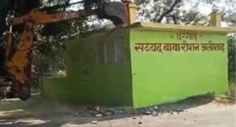 Muslim : संस्कृत विद्यापीठाजवळील सरकारी जमिनीवर बेकायदा मजार पाडण्यासाठी आलेल्या पोलिसांवर मुसलमानांचा हल्ला