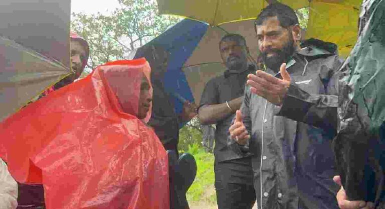 Irshalgad Landslide : दीड तासांची पायपीट करून मुख्यमंत्री शिंदे यांनी घेतला परिस्थितीचा आढावा
