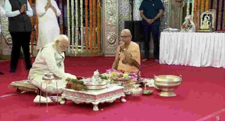 भारताचे पंतप्रधान नरेंद्र मोदी ‘दगडूशेठ’ गणपती चरणी लीन