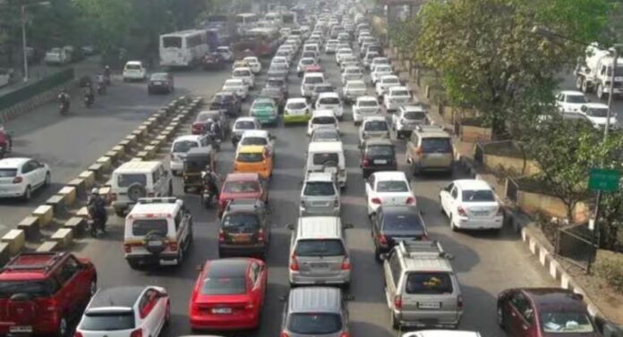 Mumbai-Goa highway: मुंबई-गोवा महामार्गावर प्रचंड वाहतूक कोंडी, मुंबईकडे येणाऱ्या लेनवर वाहनांच्या तिहेरी रांगा Mumbai-Goa highway: मुंबई-गोवा महामार्गावर प्रचंड वाहतूक कोंडी, मुंबईकडे येणाऱ्या लेनवर वाहनांच्या तिहेरी रांगा