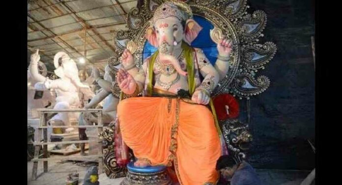 उंच गणेशमूर्तींचे समुद्रात विसर्जन करू द्या, Ganeshotsav Committeeची मुख्यमंत्र्यांकडे मागणी उंच गणेशमूर्तींचे समुद्रात विसर्जन करू द्या, Ganeshotsav Committeeची मुख्यमंत्र्यांकडे मागणी