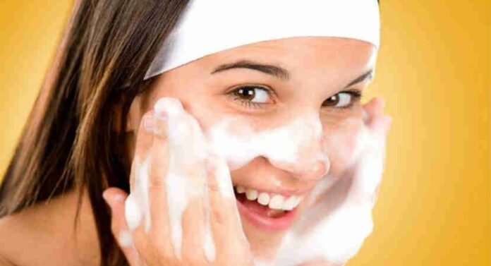 Face wash : चेहरा धुताना कोणत्या चुका टाळाल, जाणून घ्या...
