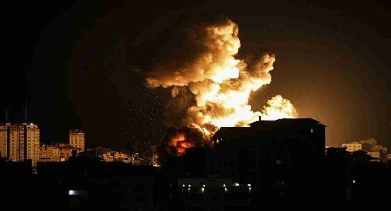 Israel-Palestine Conflict : रात्रभर रॉकेटचा वर्षाव; इस्रायल आणि गाझा पट्टीच्या अवकाशात धुराचे लाेळ