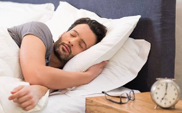 Sleeping Habits : शरीरासाठी रोज ‘इतके’ तास झोप असते गरजेची