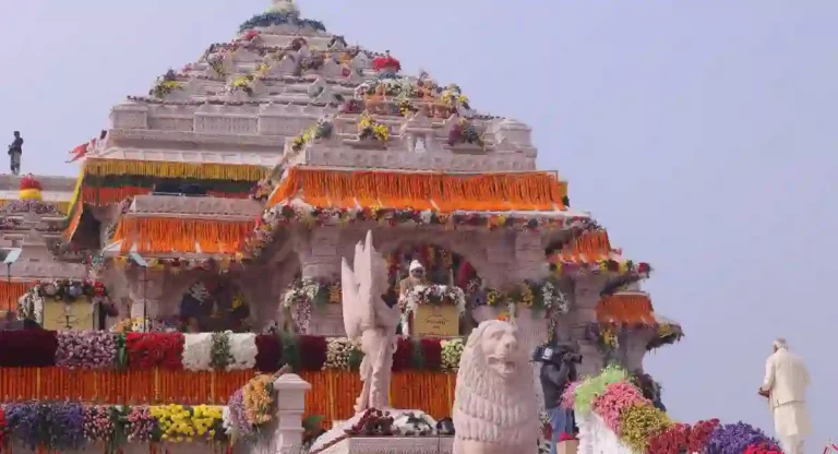 Ayodhya Ram mandir : अयोध्या रामरंगी रंगली; राममंदिरावर हेलिकॉप्टरमधून पुष्पवृष्टी, तर पंतप्रधानांची भावूक पोस्ट
