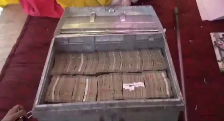 Crime: बीडमध्ये पोलिसांनी कारमधून जप्त केली १ कोटी रुपयांची रोकड
