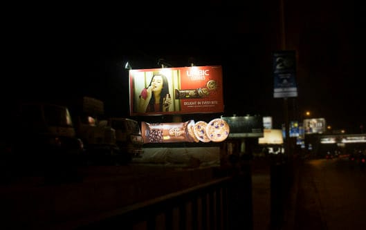 Mumbai Hoardings : मुंबईत रात्री अकरानंतर जाहिरात फलकांवर अंधार, महापालिकेसह पोलिसांच्या पथकांची नजर भिरभिरणार