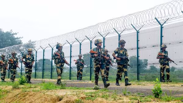BSF ने उधळला दहशतवादी कट; हातबॉम्ब, जिवंत काडतुसे आणि पिस्तूल जप्त 