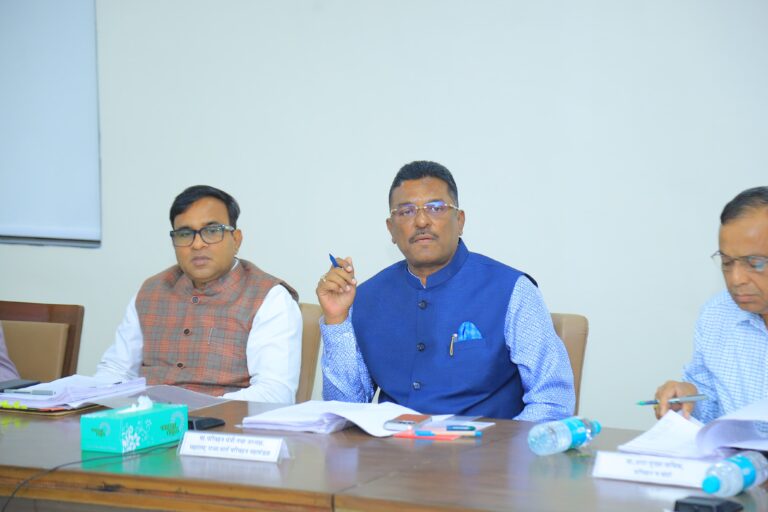 विना अपघात सेवा बजावणाऱ्या ST चालकांचा रोख रक्कम देऊन सन्मान
