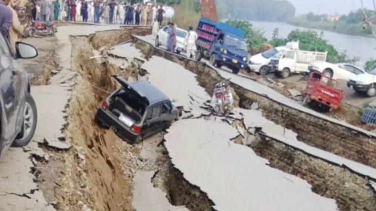 Pakistan : भारताच्या लष्करी कारवाईआधीच पाकड्यांना दणका, नेमकं काय घडलं?