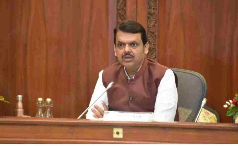 Devendra Fadnavis : नागरी संरक्षणाकरिता मुख्यमंत्री-सैन्याधिकाऱ्यांच्या बैठकीत खलबतं