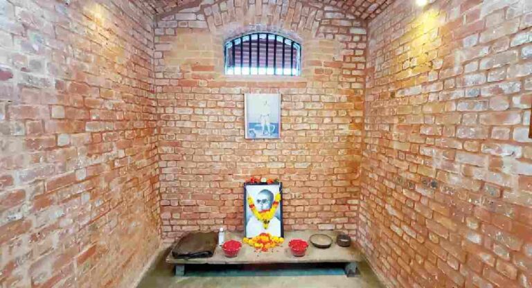 Veer Savarkar :  कृतार्थ मी