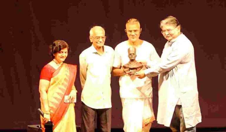 Veer Savarkar यांच्या १४२व्या जयंतीनिमित्ताने मोडीलिपी स्पर्धेतील विजेत्यांना पुरस्कार प्रदान