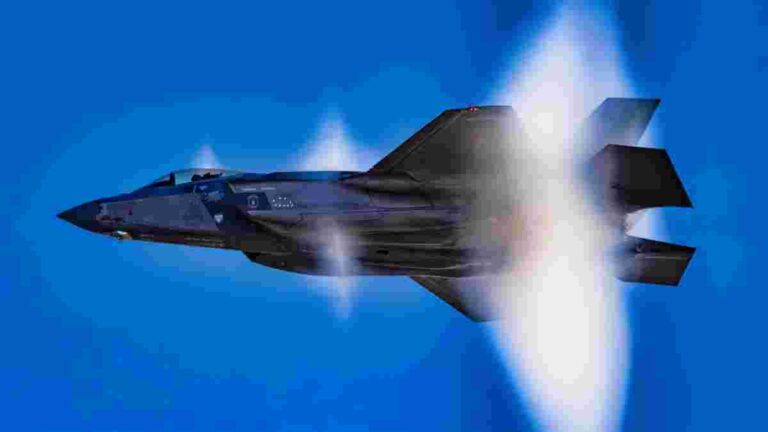 Japan-China : पूर्व महासागरात जपानने घेतला मोठा निर्णय; F-35 लढाऊ विमानांची कुमक वाढवित दिला चीनला शह