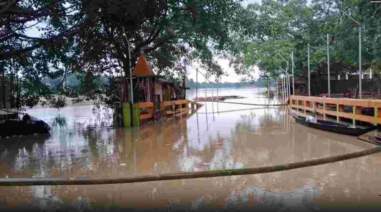 Assam Floods : ईशान्य भारतात धुवाँधार पाऊस; पूरपरिस्थितीने जनजीवन कोलमडले, नागरिकांना सतर्क राहण्याचे मुख्यमंत्र्यांचे निर्देश