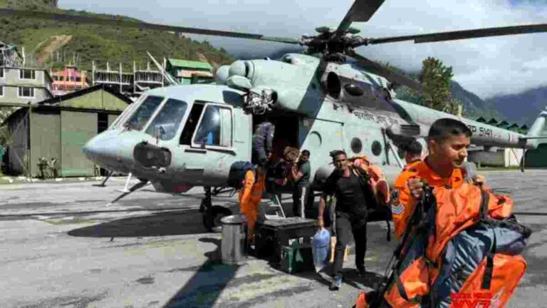 North Sikkim landslide : हवाई दलाची चोख कामगिरी; भूस्खलनग्रस्त चाटेनमधून २ अमेरिकन नागरिकांसह ३३ जणांची सुखरूप सुटका