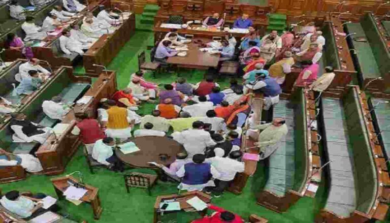 Bihar Assembly :  बिहारच्या विधानसभेत विरोधकांचा तुफान राडा; आरजेडीचे आमदार, मार्शलमध्ये धक्काबुक्की