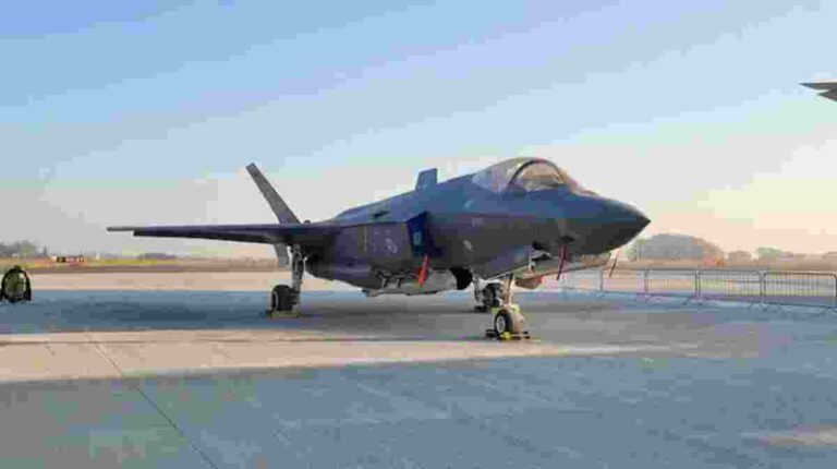केरळमध्ये अडकलेले ब्रिटिश नौदलाचे F-35 Fighter Jet उड्डाणासाठी सज्ज