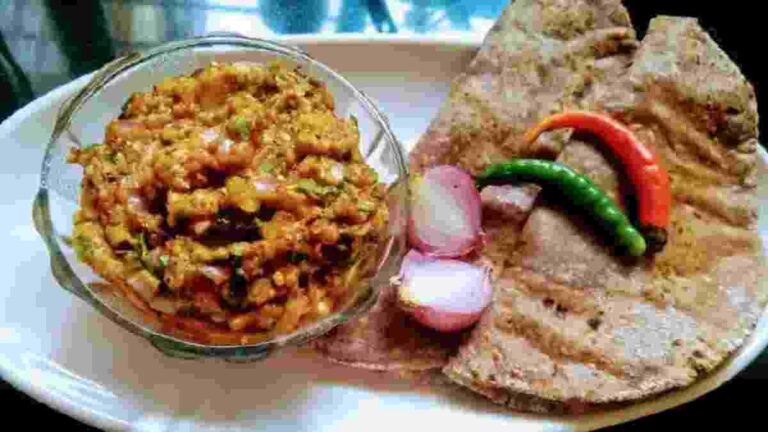 अस्सल महाराष्ट्रीयन पारंपरिक खाद्यसंस्कृतीचा भाग असलेली ‘Zunka Bhakri’ची सोपी रेसिपी तुम्हाला माहीत आहे का?