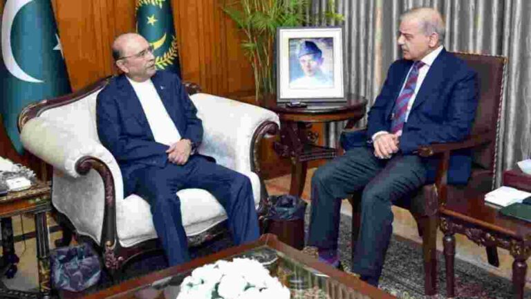 Pakistan मध्ये राजकीय खळबळ; लष्करप्रमुख असीम मुनीर राष्ट्रपती बनणार?, संरक्षणमंत्री ख्वाजांचे सुतोवाच