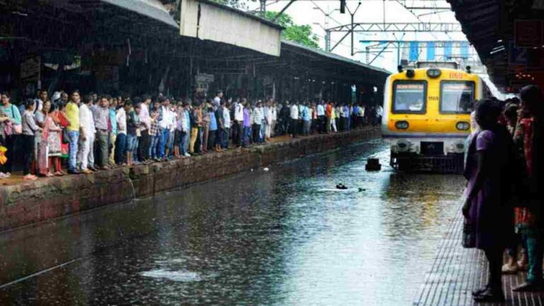 Heavy Rainfall : दहा तासांच्या ब्रेकनंतर अखेर दादरहून ठाण्याच्या दिशेने पहिली लोकल धावली