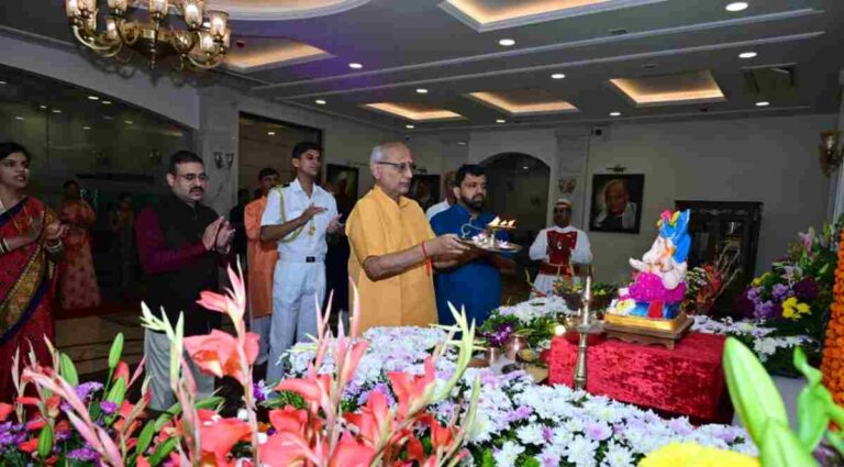 Ganeshotsav 2025 : राज्यपालांच्या हस्ते राजभवनात गणरायाची प्रतिष्ठापना; नाशिक कारागृहातील कैद्यांनी साकारली मूर्ती