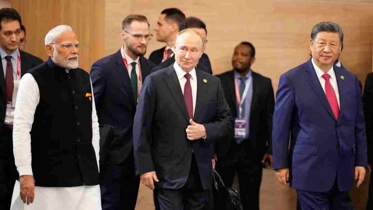 PM Modi China Tour :  टॅरिफ वॉरच्या पार्श्वभूमीवर तीन बडे नेते एकाच व्यासपीठावर; ट्रम्प यांना धडा शिकवणार?