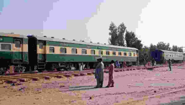 Pakistan Train Accident : लोधरान रेल्वे स्थानकाजवळ ट्रेनचे चार डबे घसरून एका प्रवाशाचा मृत्यू