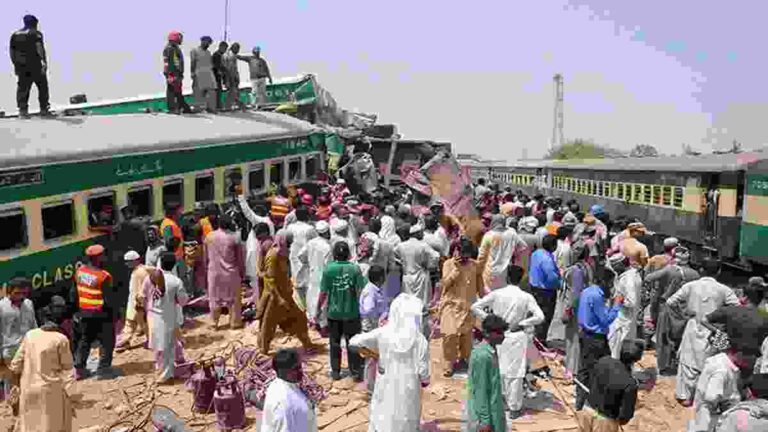 Pakistan Railway Accident : प्रवासी ट्रेनचे डबे रुळावरून घसरले, ३० जण जखमी; बचावकार्य सुरू
