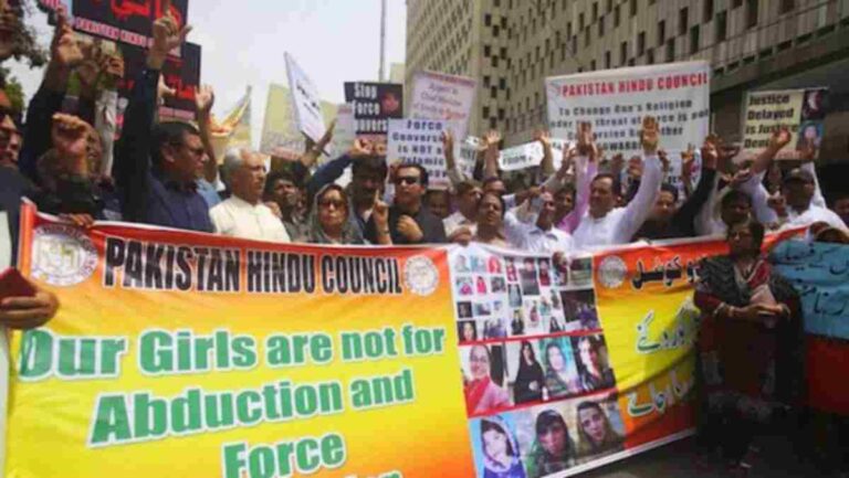 Pakistan :  इस्लामिक देशात अल्पसंख्याकांची स्थिती खूपच वाईट; ईशनिंदा कायद्यानंतर हिंदूंवरील अत्याचारात वाढ