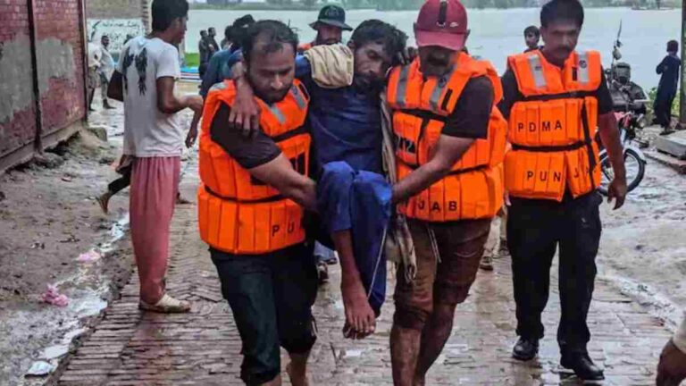 Pakistan : पंजाब प्रांतात पुराचा धोका; भारताच्या इशाऱ्यानंतर लाखो नागरिकांचे सुरक्षितस्थळी स्थलांतर