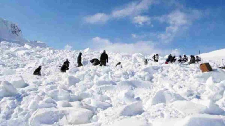 Ladakh Siachen camp :   सियाचीन येथे हिमस्खलनात लष्कराचे तीन जवान हुतात्मा; बचाव कार्य सुरू