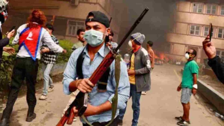 Nepal Protest :  Gen z आंदोलकांच्या दोन गटांमध्ये लष्करी मुख्यालयाबाहेर राडा; पंतप्रधानपदावरून मतभेद