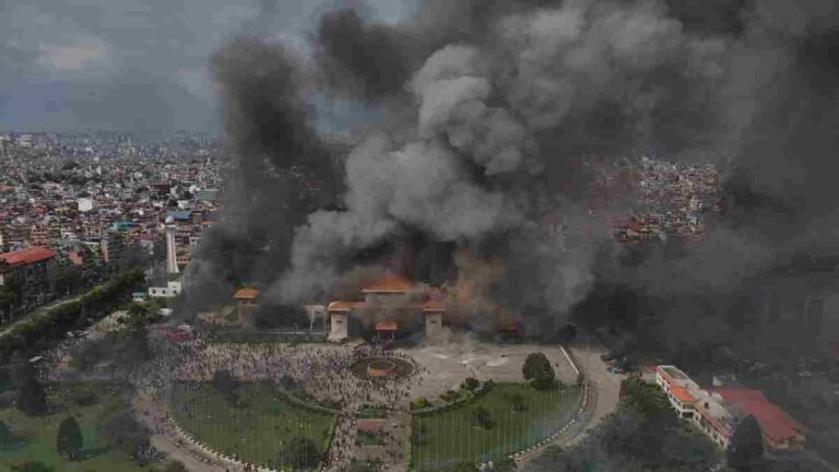 nepal gen z protest violence :   आंदोलकांचा ‘सिंह दरबार’ कार्यालयातही प्रवेश; नेपाळच्या संसदेतून धूराचे लोट