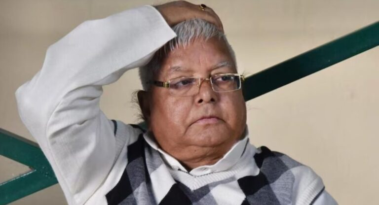 लालू प्रसाद यादव विचारात मग्न