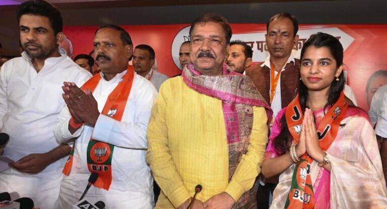 मैथिली ठाकूर भाजपामध्ये प्रवेश करताना