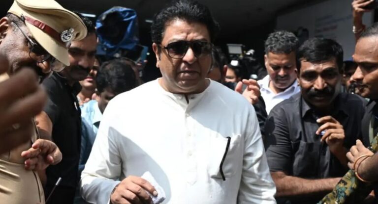 Raj Thackeray addressing supporters during MVA-MNS Morcha.