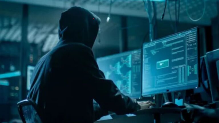 ऑनलाइन ब्लॅकमेलिंग आणि महिलांवरील Cyber crime मध्ये का होतेय वाढ?