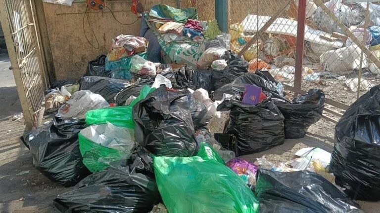 Kamala Nehru Hospital: चार दिवस कचरा न उचलल्यामुळे परिसरात दुर्गंधी, रुग्णांच्या आरोग्याला धोका; आयुक्तांनी सांगितले...