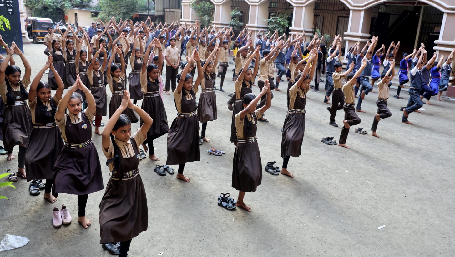 Kalyan च्या सुभेदार वाडा कट्ट्याचा अनोखा उपक्रम; योगासनांचे धडे घेत विद्यार्थ्यांनी जोपासली आरोग्यसाधना 1 1004520510