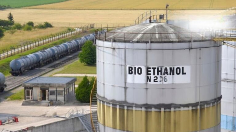 2G Ethanol: देशात पेट्रोल आणि डिझेलव्यतिरिक्त इतर पर्यायांचा शोध सुरू, कृषी अवशेषांपासून होणार इंधन निर्मिती; कोणकोणत्या क्षेत्राला फायदा?