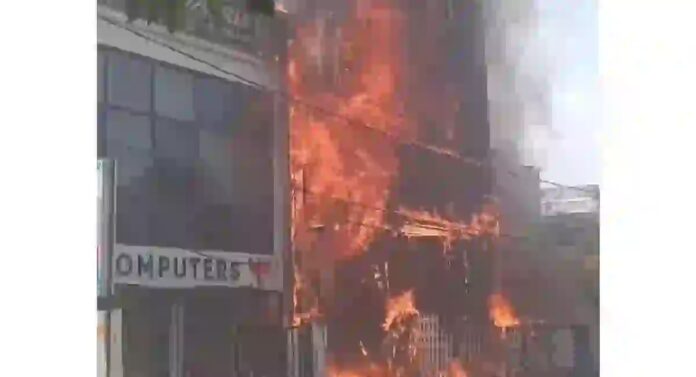 Lucknow Coaching Center आग दुर्घटना प्रकरणी दोषींवर कठोर कारवाई, ४ अधिकारी निलंबित, ४ जणांना अटक Lucknow Coaching Center आग दुर्घटना प्रकरणी दोषींवर कठोर कारवाई, ४ अधिकारी निलंबित, ४ जणांना अटक