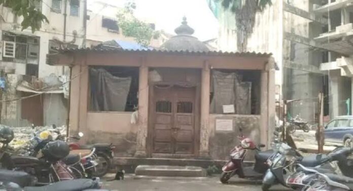 Mumbai: गिरगावातील २०० वर्षे जुने विठ्ठल-रुक्मिणी मंदिर वारसा स्थळांच्या यादीत, गौरवशाली भूतकाळ काय? जाणून घ्या... Mumbai: गिरगावातील २०० वर्षे जुने विठ्ठल-रुक्मिणी मंदिर वारसा स्थळांच्या यादीत, गौरवशाली भूतकाळ काय? जाणून घ्या...